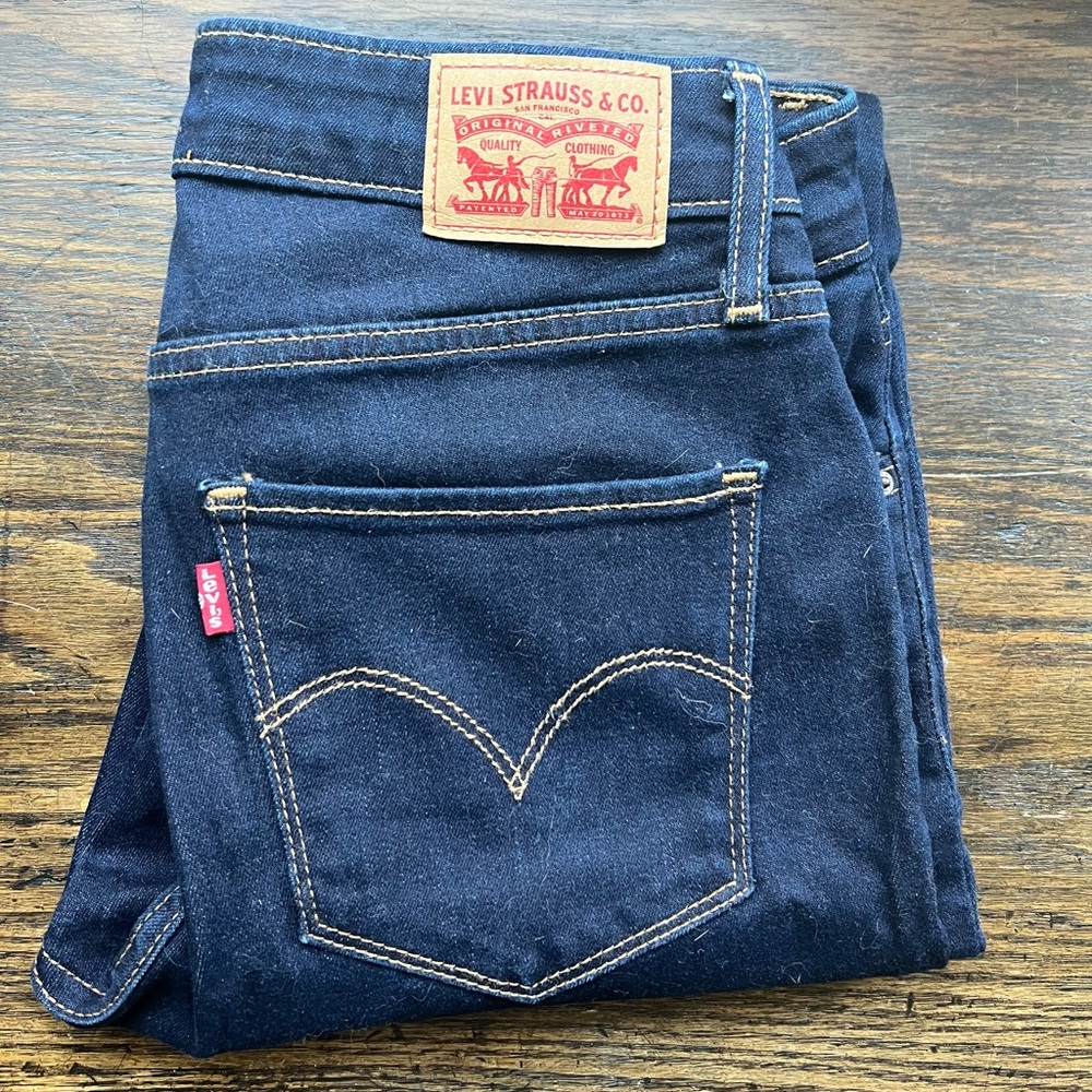 Levi 721 High Rise Skinny Jeans *Practically NEW*